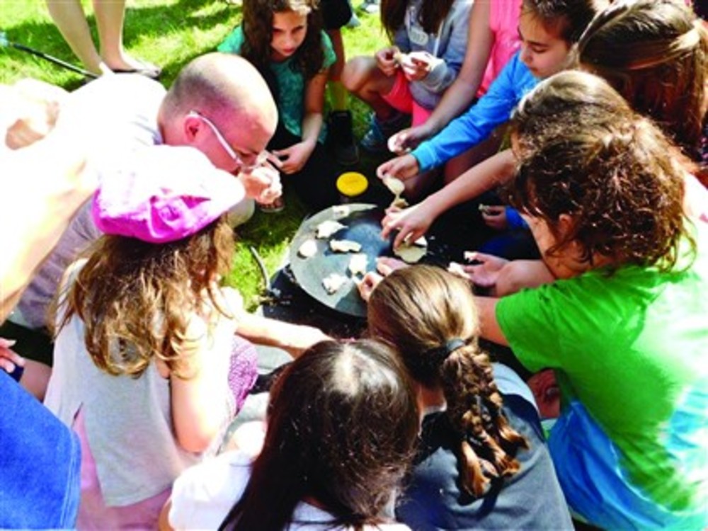 Gilor Meshulam cooks with the students. /Temple Sinai